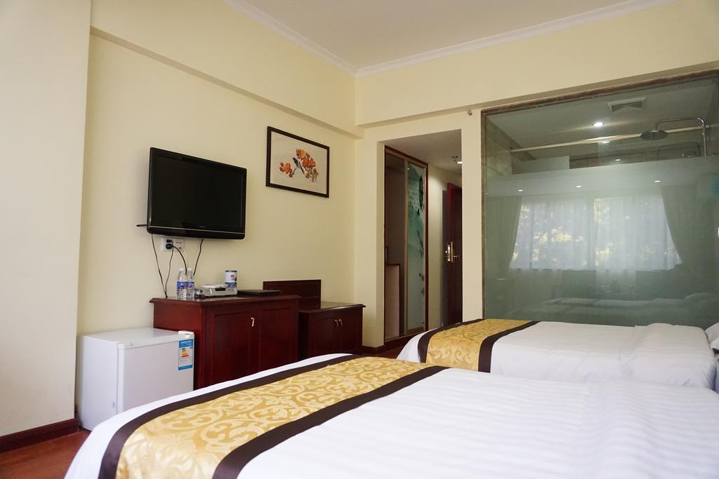Guangdong Oversea Chinese Hotel Guangzhou Room photo