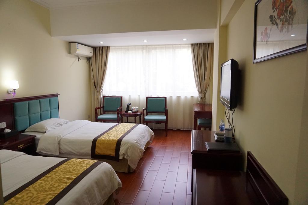 Guangdong Oversea Chinese Hotel Guangzhou Room photo
