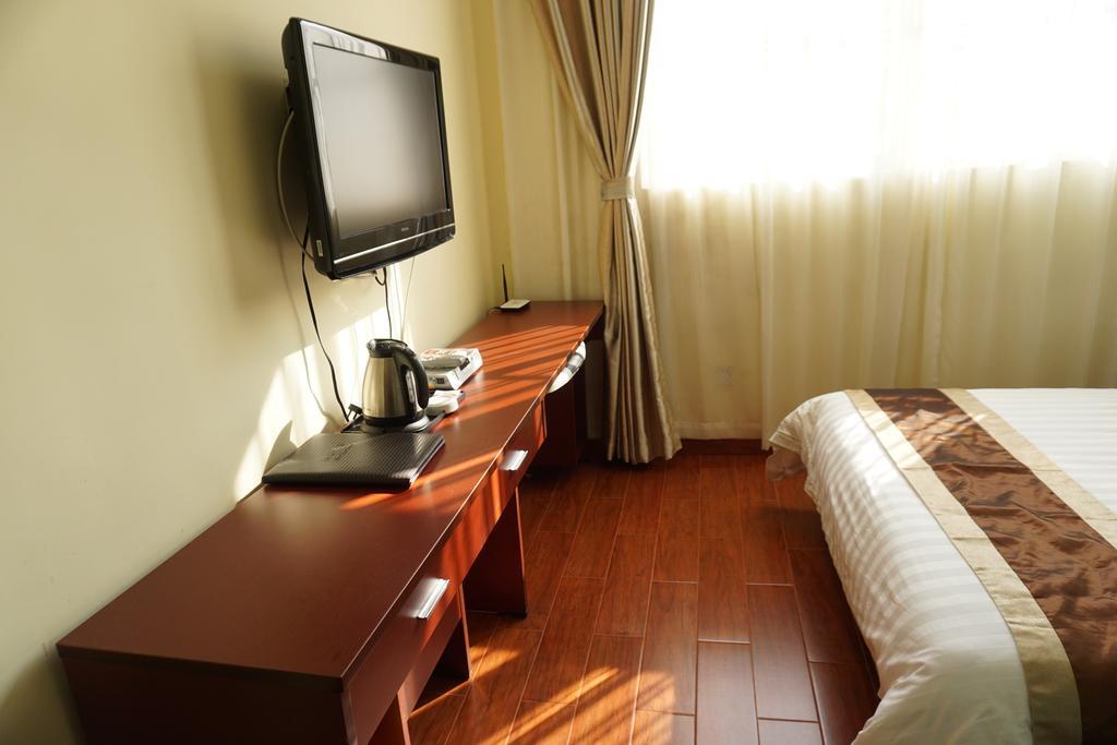 Guangdong Oversea Chinese Hotel Guangzhou Room photo
