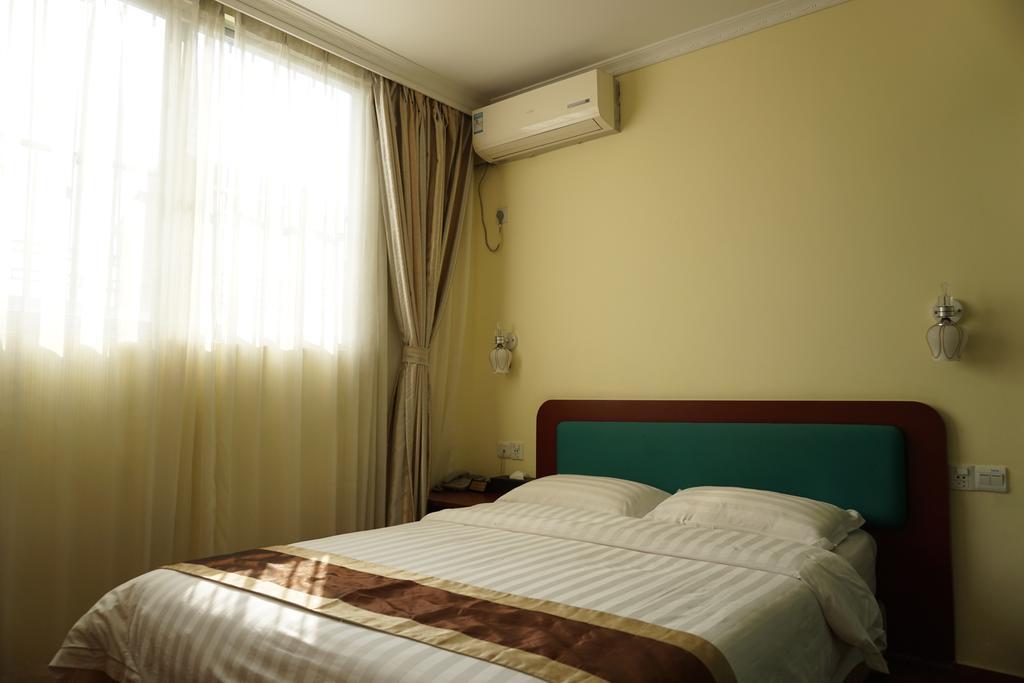 Guangdong Oversea Chinese Hotel Guangzhou Room photo